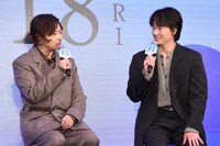 “あやちゃん”“つよしさん”と呼び合う堂本剛（左）と綾野剛（右）