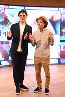 サイコメトリーのポーズをする渡邊信彦（左）と上田慎一郎（右）