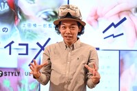 サイコメトリーのポーズをする上田慎一郎