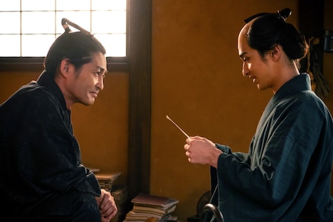 NHK大河ドラマ「べらぼう～蔦重栄華乃夢噺～」より、安田顕演じる平賀源内（左）と横浜流星演じる蔦屋重三郎（右）。