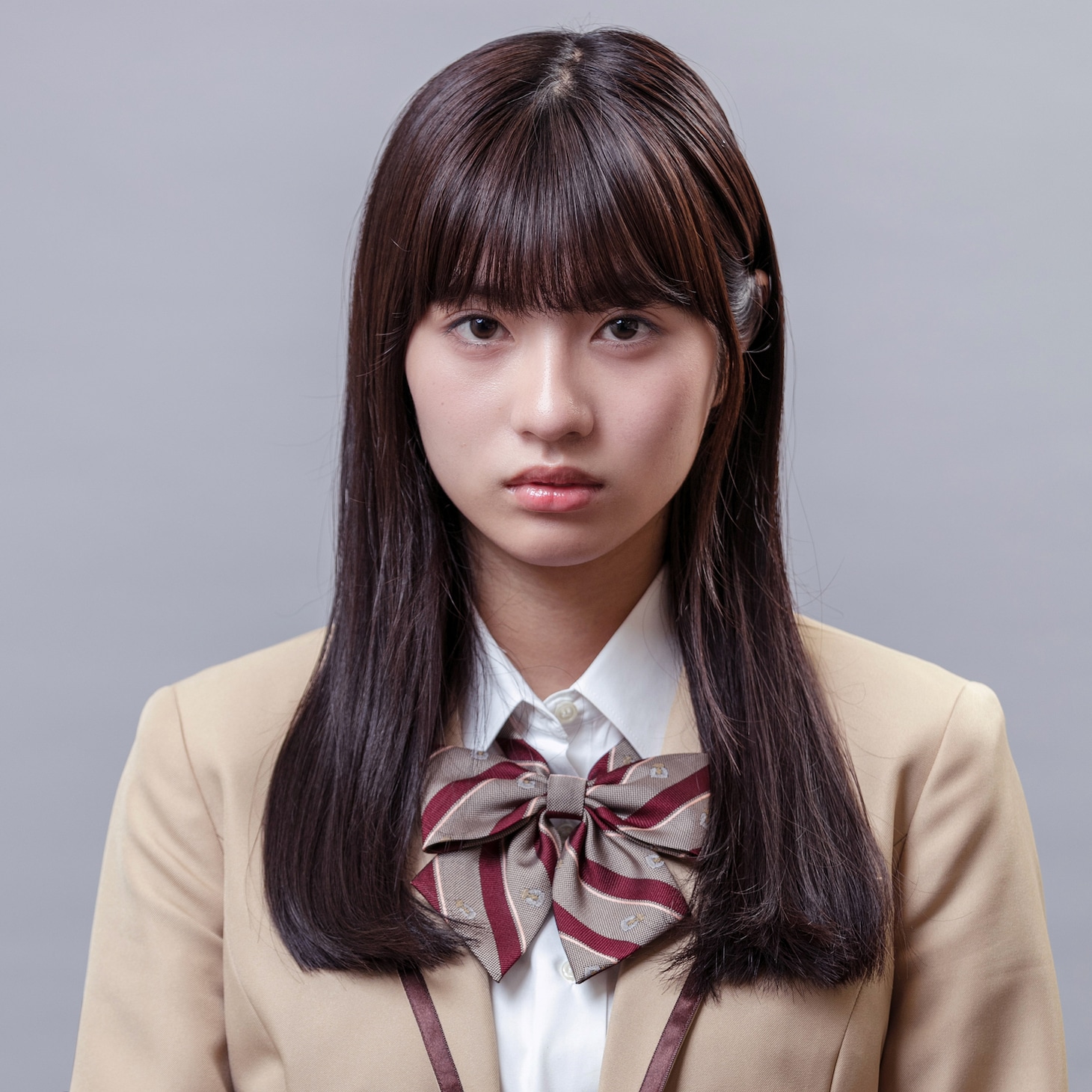 藤井愛子役の向井怜衣。