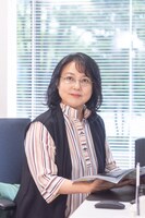 夜ドラ「未来の私にブッかまされる!?」より、時岡聡子役の杉田かおる