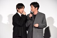 左から高橋文哉、田中圭