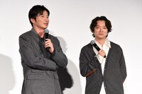 左から田中圭、染谷将太