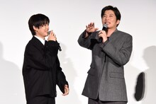 ネタバレトークを楽しむ高橋文哉（左）と田中圭（右）