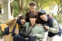 劇中でリン・トゥオ（中央）は医師から難病であるALS（筋萎縮性側索硬化症）に冒されていることを告げられる。