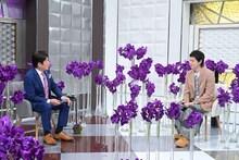 「日曜日の初耳学」より、林修（左）と菅田将暉（右）