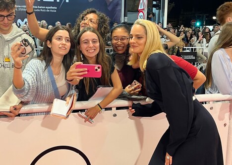 第72回サンセバスチャン国際映画祭にて、ファンと交流するノエミ・メルラン