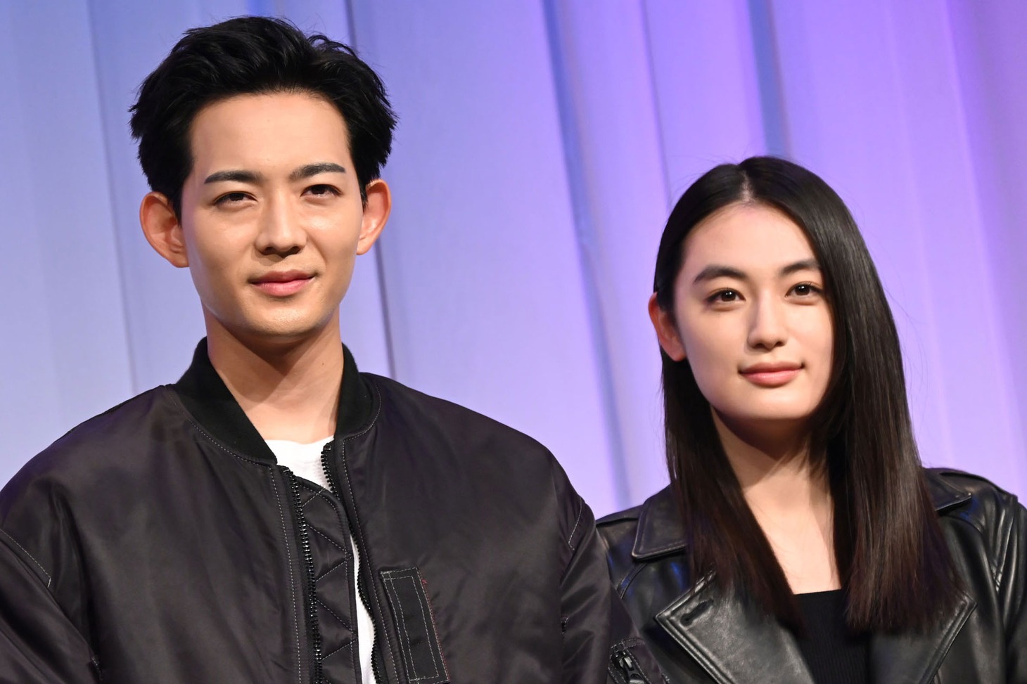 ドラマ「潜入兄妹 特殊詐欺特命捜査官」制作発表会見にて、兄妹を演じた竜星涼（左）と八木莉可子（右）