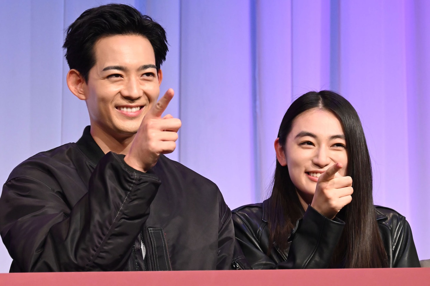 カメラに向かってポーズを決める竜星涼（左）、八木莉可子（右）