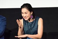 手話で「ありがとう」を表現する忍足亜希子