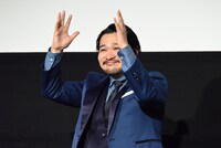 手話で「拍手」を表現する今井彰人