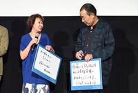 「今、誰かに伝えたい気持ち」というテーマに回答した烏丸せつこ（左）、でんでん（右）。烏丸は愛猫、でんでんはスタッフ・キャスト・観客へメッセージを伝える