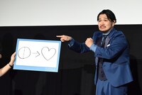 「今、誰かに伝えたい気持ち」というテーマに回答した今井彰人。2つの異なる世界がくっつき、壁や葛藤を乗り越えてハートの形になると説明する