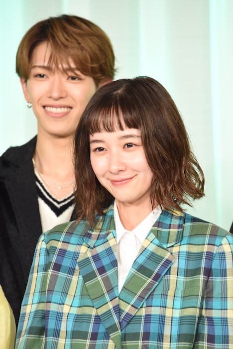 堀田真由（手前）、深田竜生（奥）