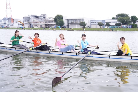 左から長谷川育美、鬼頭明里、高橋李依、雨宮天、伊藤美来。