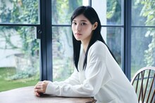ドラマ「Qrosの女 スクープという名の狂気」より、正体不明の“Qrosの女”を演じる黎架