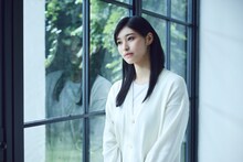 ドラマ「Qrosの女 スクープという名の狂気」より、正体不明の“Qrosの女”を演じる黎架