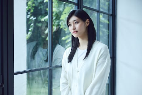 ドラマ「Qrosの女 スクープという名の狂気」より、正体不明の“Qrosの女”を演じる黎架