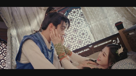 左からシュー・カイ(許凱)演じる越今朝、ユー・シューシン(虞書欣)演じる越祈