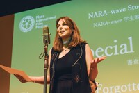 「忘れられたものだけが新しい」監督のモナ・シーア