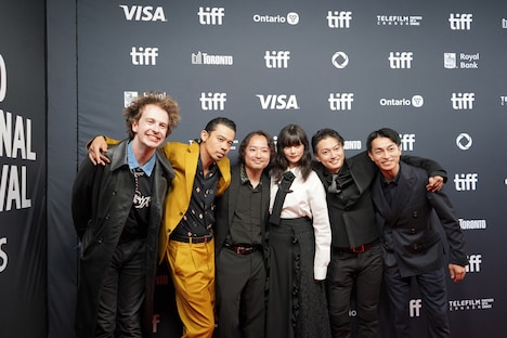 第49回トロント国際映画祭に参加した「ザ・ゲスイドウズ」の監督・キャストたち。左からRocko Zevenbergen、今村怜央、宇賀那健一、夏子、喜矢武豊、遠藤雄弥
