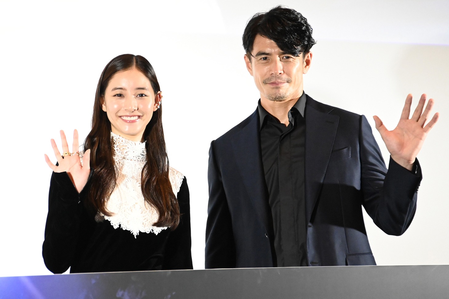 「不都合な記憶」配信記念イベントの様子。左から新木優子、伊藤英明