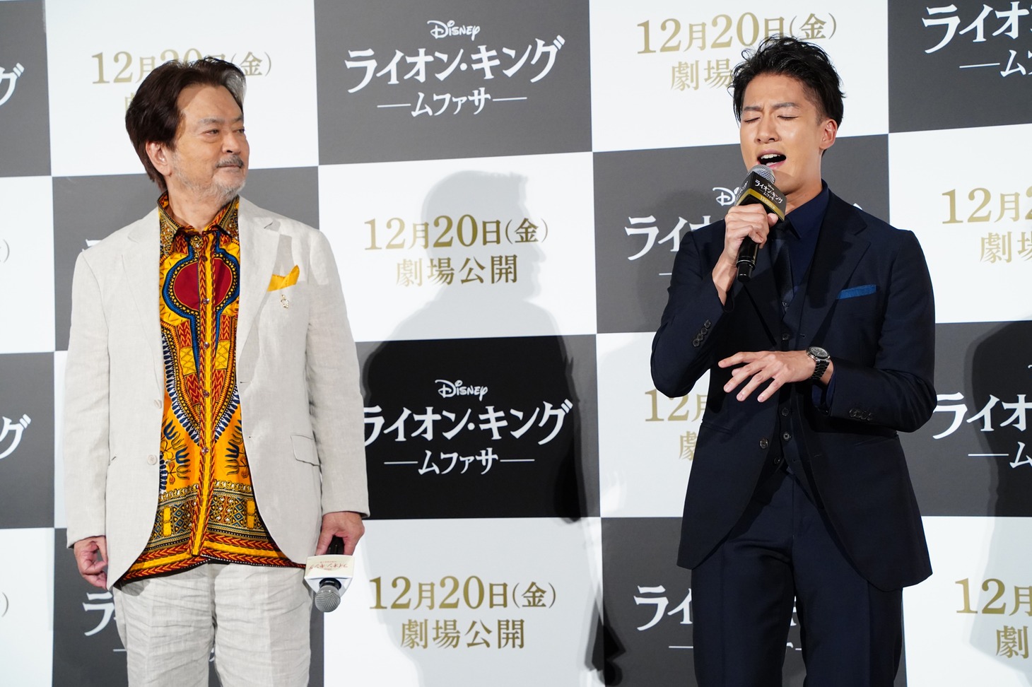 「サークル・オブ・ライフ」をアカペラで歌う尾上右近（右）