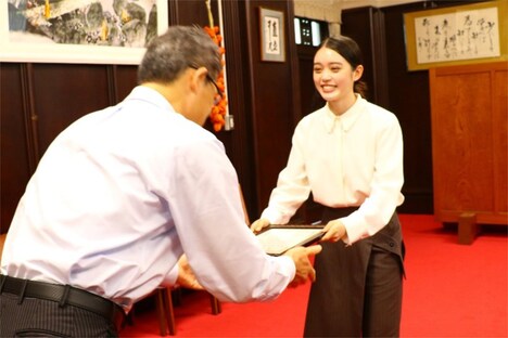 宮崎県知事の河野俊嗣（左）より、「みやざき大使」に委嘱された高石あかり（右）