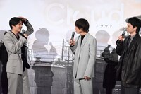 岡山天音（左）のマスク姿をたたえる窪田正孝（中央）と菅田将暉（右）