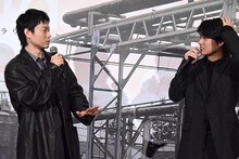 奥平大兼（右）の私服についてコメントする菅田将暉（左）