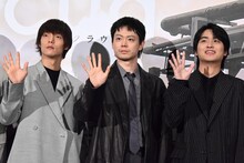 左から窪田正孝、菅田将暉、奥平大兼