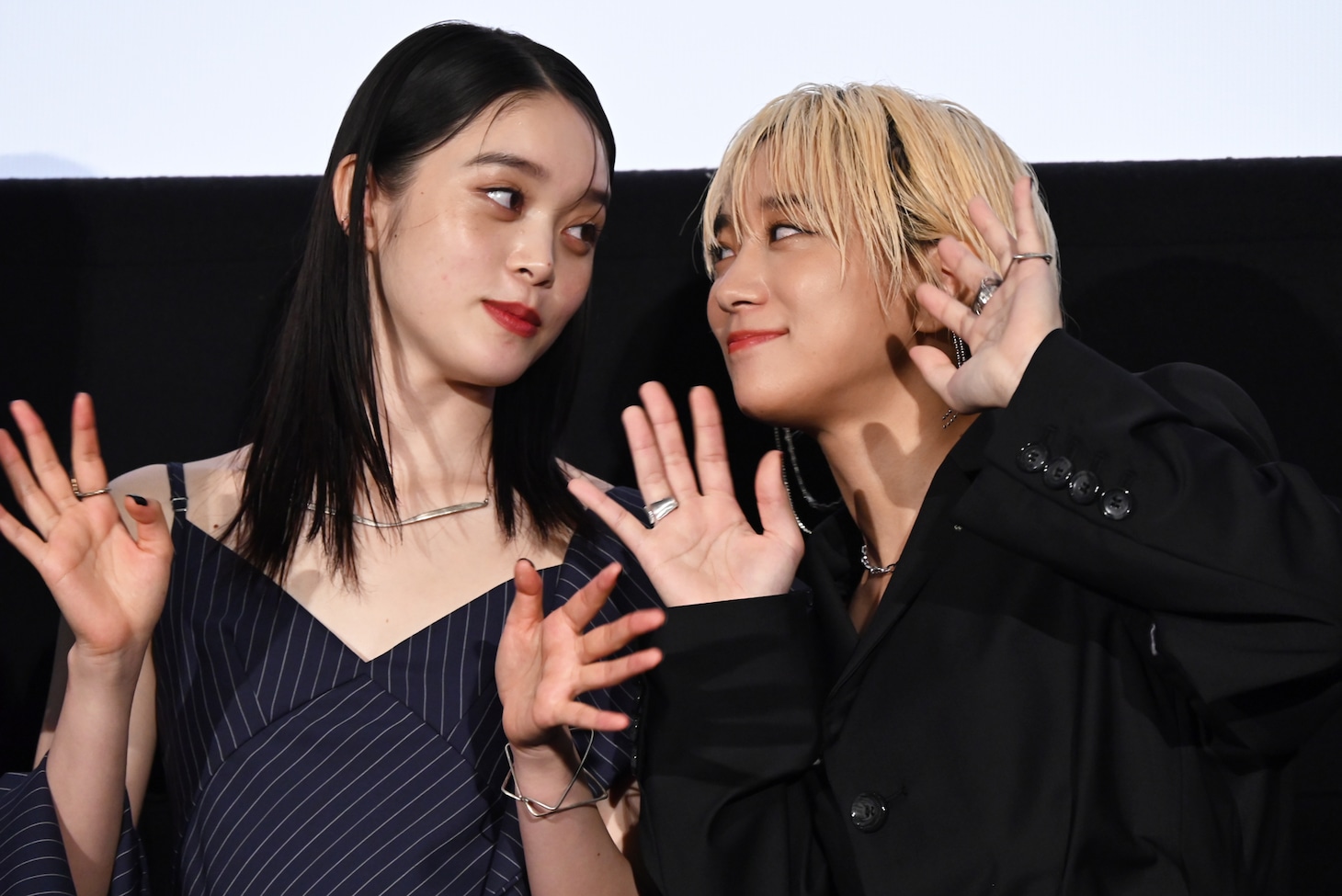 左から高石あかり、伊澤彩織