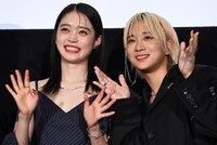 左から高石あかり、伊澤彩織