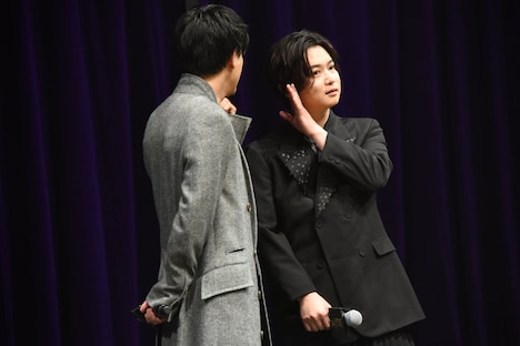 千葉雄大（右）に耳打ちする成田凌（左）