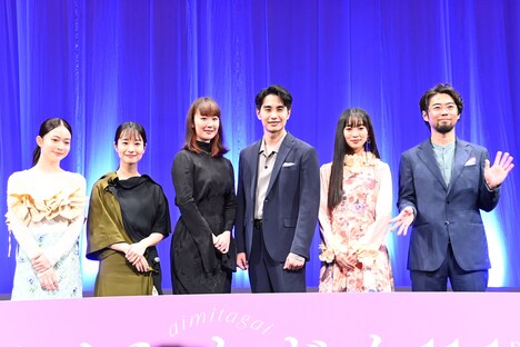 「アイミタガイ」完成披露試写会の様子。左から白鳥玉季、藤間爽子、黒木華、中村蒼、近藤華、草野翔吾。