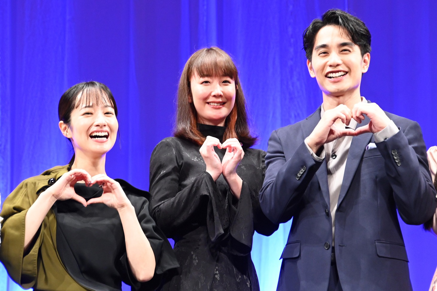 左から藤間爽子、黒木華、中村蒼。