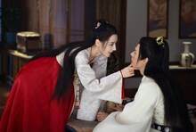 左からディリラバ（迪麗熱巴）演じる任安楽、ゴン・ジュン（龔俊）演じる韓燁