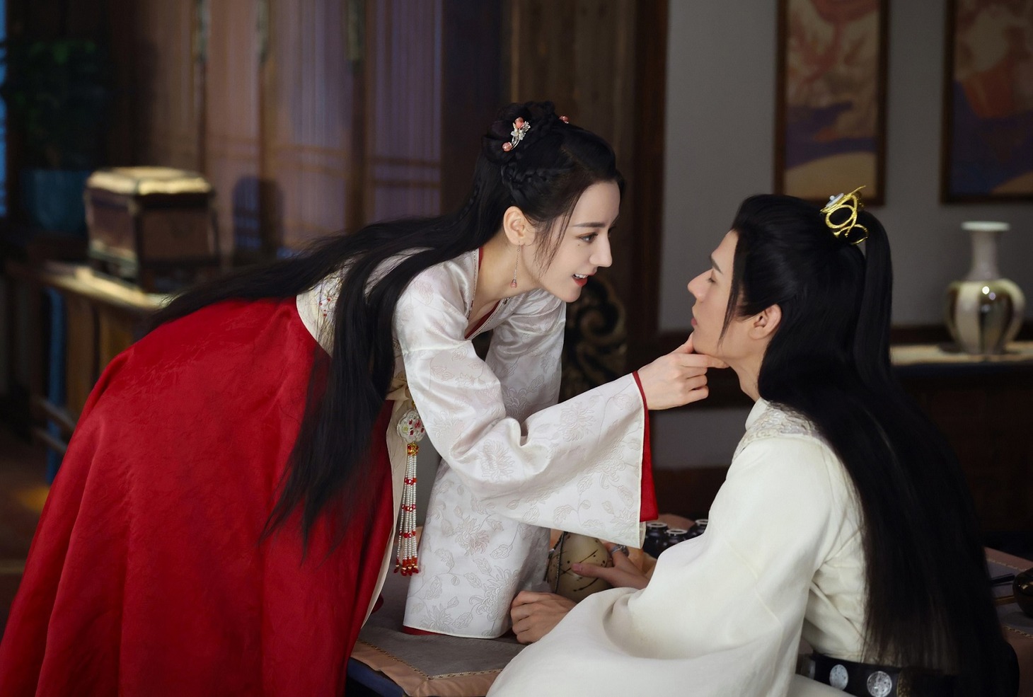 左からディリラバ（迪麗熱巴）演じる任安楽、ゴン・ジュン（龔俊）演じる韓燁