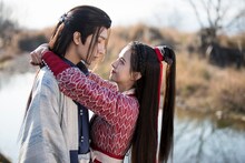 左からリー・ホンイー演じる白岳、ホアン・リーイン演じる葉兮。