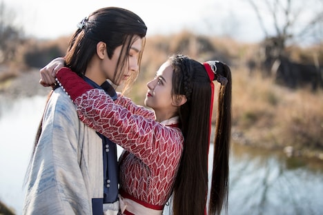 左からリー・ホンイー演じる白岳、ホアン・リーイン演じる葉兮。