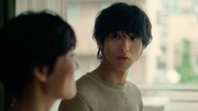 「ピュアポテト この男、ピュアにつき。分厚く生きる篇」より、横浜流星（奥）と鈴木杏（手前）。