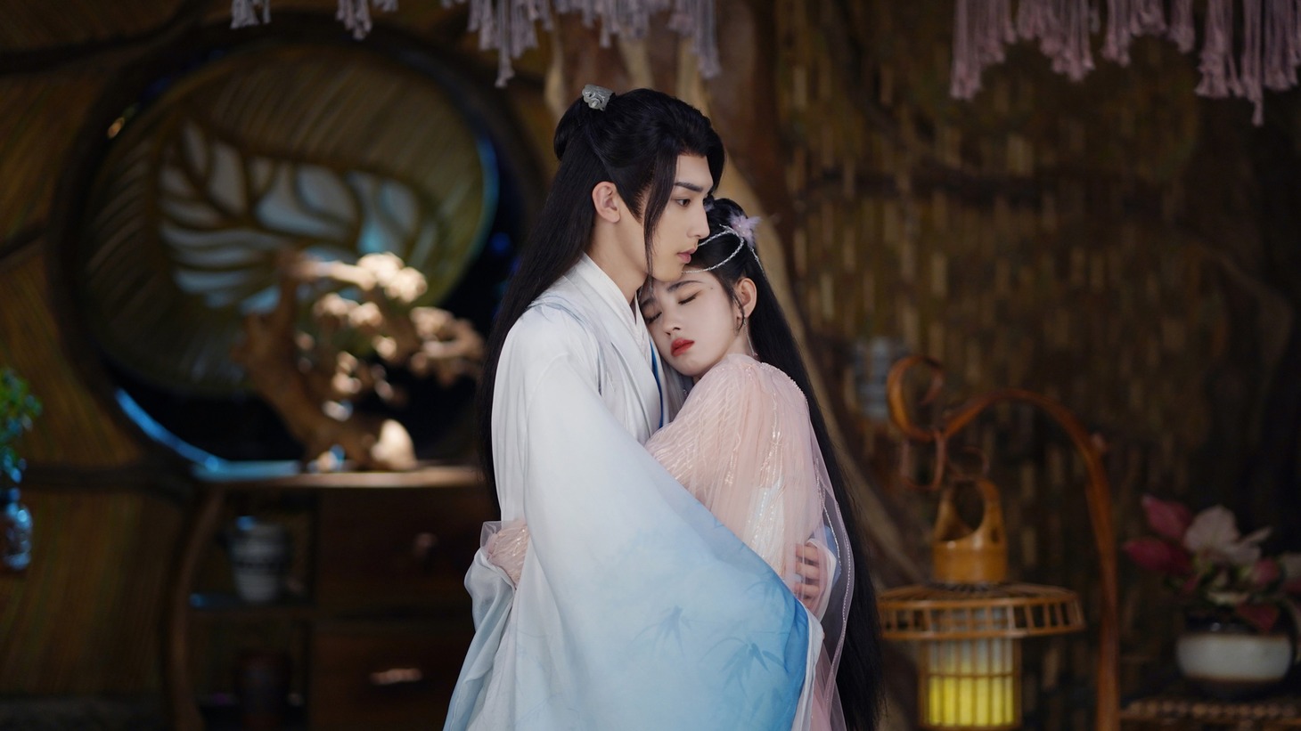 左からグオ・ジュンチェン（郭俊辰）演じる炎越、ジュー・ジンイー（鞠婧禕）演じる魏枝。