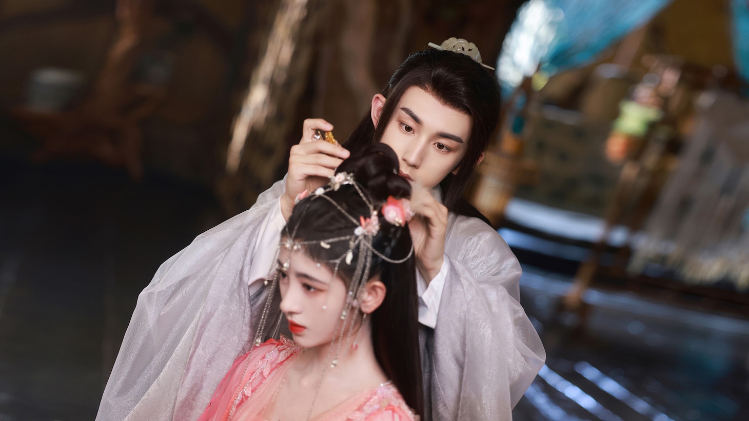 グオ・ジュンチェン（郭俊辰）演じる炎越（後方）、ジュー・ジンイー（鞠婧禕）演じる魏枝（前）。