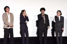 ユースケ・サンタマリア（中央右）のトークを聞いて笑みを浮かべるキャスト陣