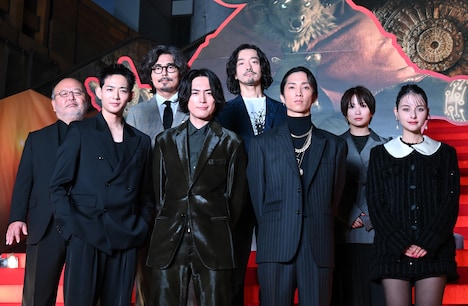 「劇場版 ACMA:GAME アクマゲーム 最後の鍵」完成披露の様子。上段左から佐藤東弥、小澤征悦、金子ノブアキ、志田未来。下段左から竜星涼、間宮祥太朗、田中樹、嵐莉菜