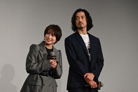 左から志田未来、金子ノブアキ