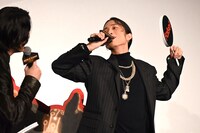 4本のネックレスを見せつける田中樹