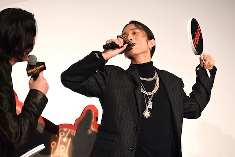 4本のネックレスを見せつける田中樹