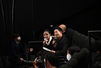 ゲームに負け、客席からステージを見守る竜星涼（手前）と嵐莉菜（奥）